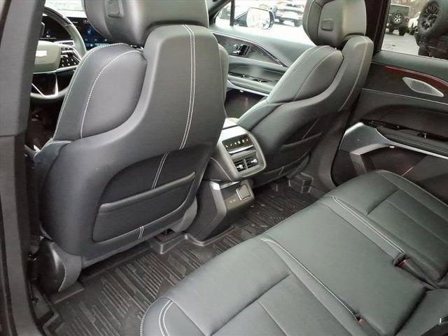 2024 Cadillac LYRIQ Luxury 3