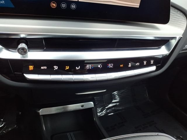 2025 Cadillac LYRIQ Luxury 3